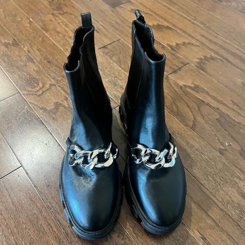 Michael Kors Scarlett embellished chain chunky‎ black leather boot Size 9.5